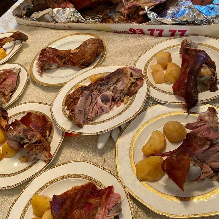 Козу-гриль крупным планом — обжаренное мясо барашка